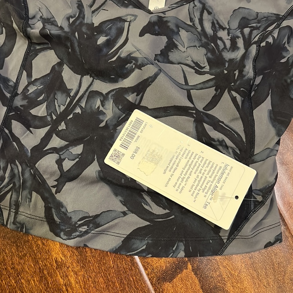 Lululemon tee - Picture 7 of 7